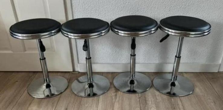 Set van vier verstelbare krukken, Huis en Inrichting, Krukjes, Ophalen, In hoogte verstelbaar, Zo goed als nieuw, Staal
