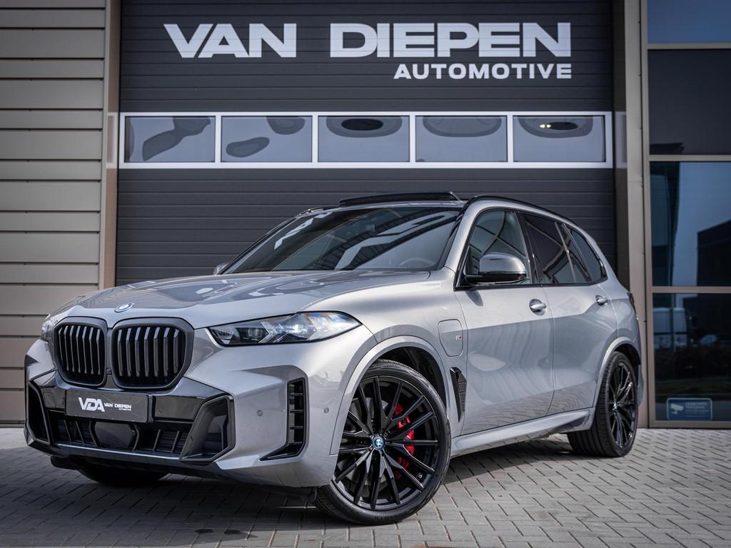 BMW X5 xDrive50e - M-Sport Pro l NAP l Stratos Grey l B&W Au, Auto's, BMW, Gebruikt, 2395 kg, Bedrijf, 489 pk