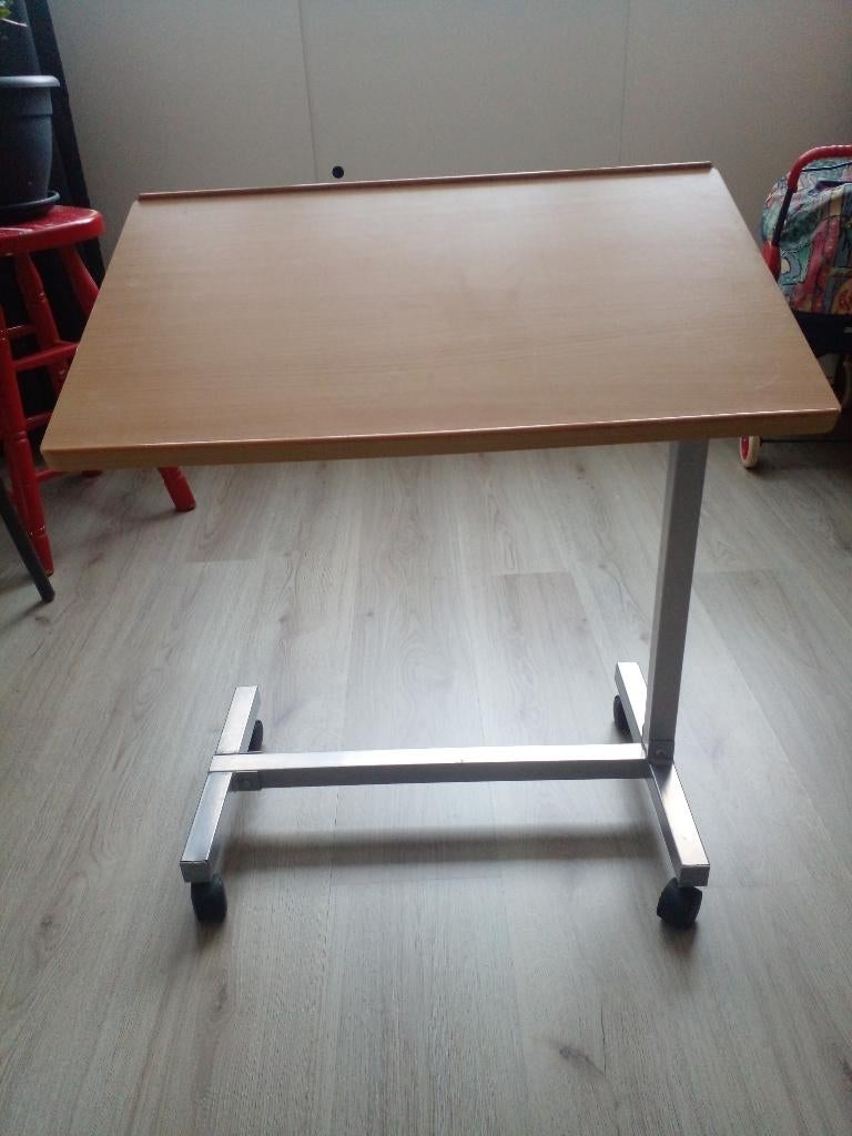 bed tafeltje, Ophalen, Overige materialen, 55 tot 75 cm, Zo goed als nieuw