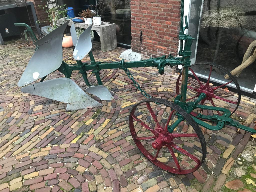 Oude ploeg ijzeren groen met rood, Ophalen