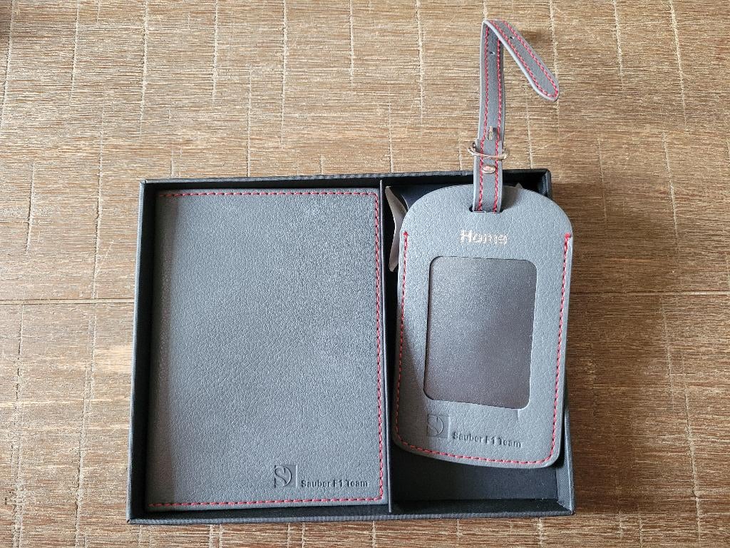 Exclusieve Sauber F1 Paspoortmapje + Adreslabel, Ophalen, Nieuw, Formule 1