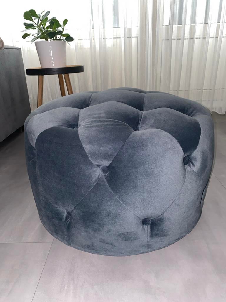 Donkergrijze poef Made - Zo goed als nieuw, Huis en Inrichting, Rond, Ophalen of Verzenden, Zo goed als nieuw, Stof
