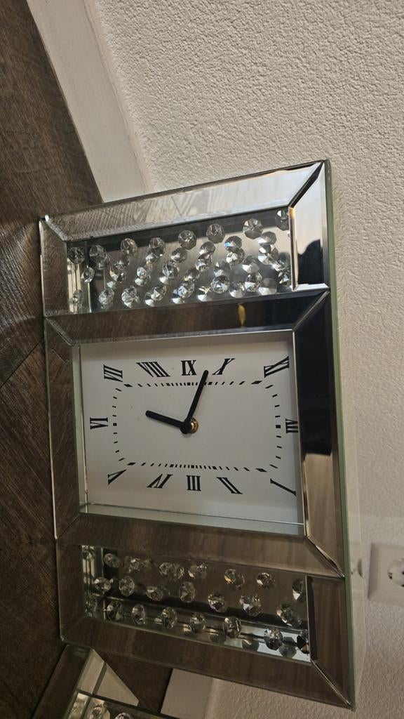 Elegante Wandklok met Kristallen Details, Huis en Inrichting, Woonaccessoires | Klokken, Ophalen of Verzenden, Zo goed als nieuw