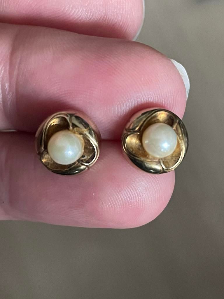 8 karaat geelgouden vintage oorstekers met echte parel, Ophalen of Verzenden, Zo goed als nieuw, Goud