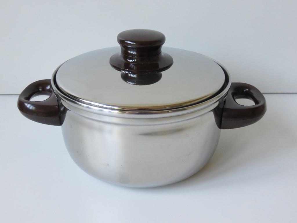 Hoogglans metalen kookpan met deksel bruine handvaten 17 cm, Huis en Inrichting, Keuken | Potten en Pannen, Ophalen of Verzenden