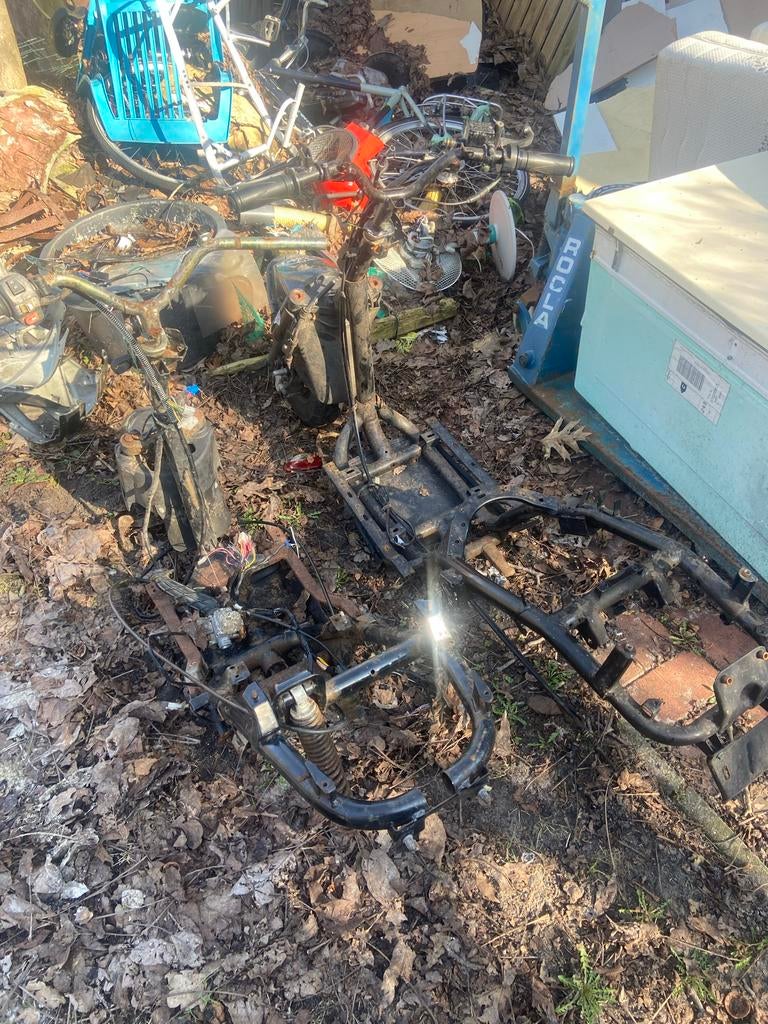 AGM + V-Clic scooter frame en onderdelen, Fietsen en Brommers, Ophalen, Gebruikt, Frame, Overige merken