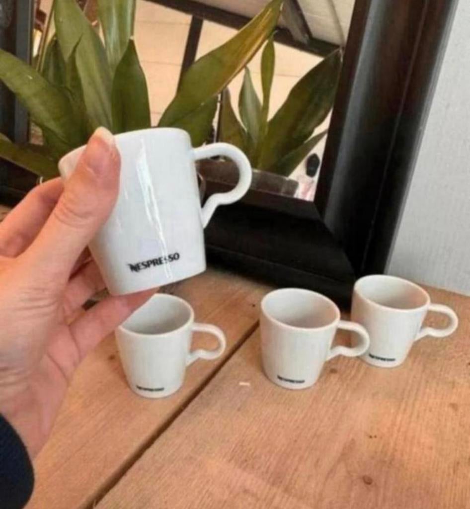 Nespresso bekers / mokken - vier stuks - gebroken wit, Ophalen of Verzenden, Zo goed als nieuw, Overige stijlen, Kop(pen) en/of Schotel(s)