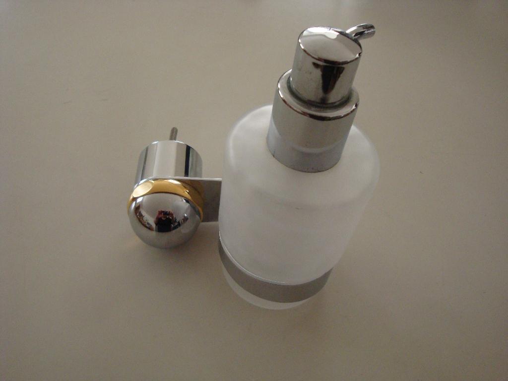 Zeeppompje met houder merk Keuco zeepdispenser, Ophalen of Verzenden, Gebruikt, Overige typen