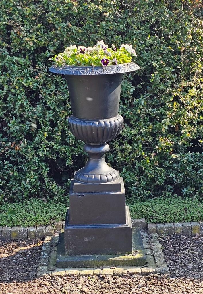 Zwarte gietijzer tuinvaas op gietijzer sokkel, Ophalen, Rond, Metaal, Minder dan 30 cm