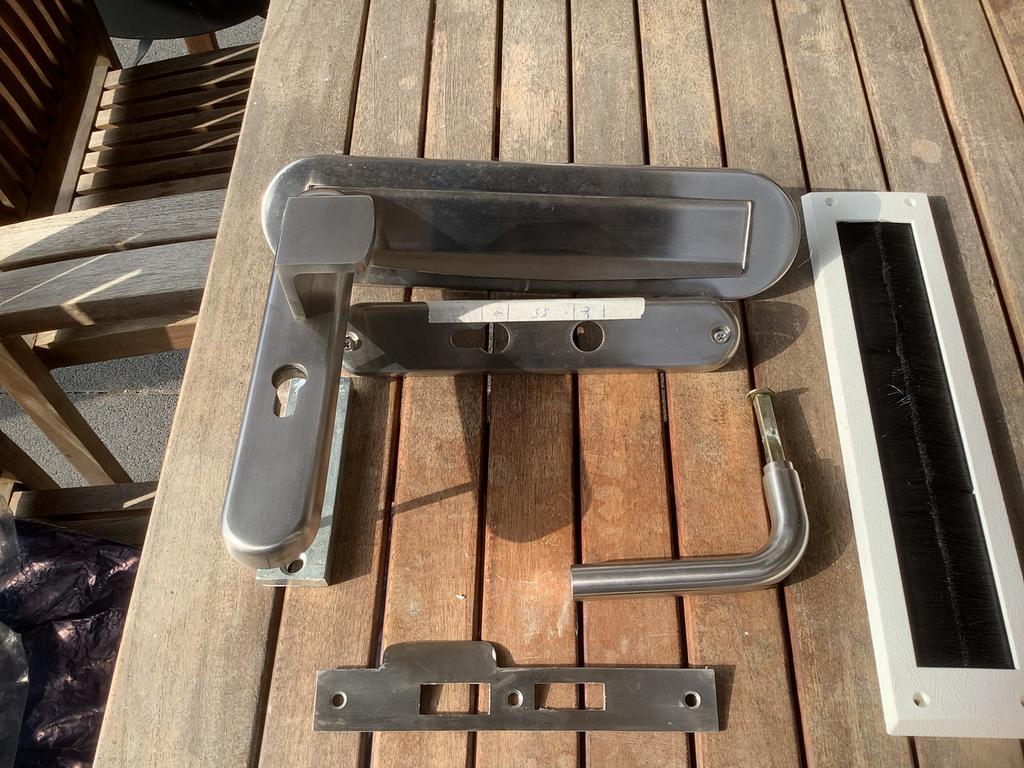 Deurbeslag voor voordeur en brievenbusplaat, Ophalen of Verzenden, Gebruikt, Overige materialen, Klink of Kruk