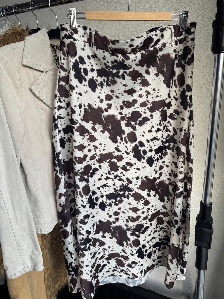Zara lange losvallende rok met koeien print, Kleding | Dames, Wit, Zara, Maat 42/44 (L), Ophalen of Verzenden