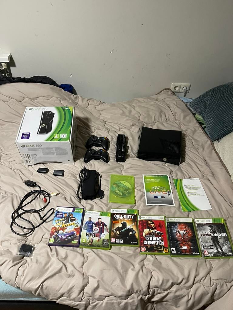 Xbox 360 250gb met 7 spellen, Ophalen, Met 2 controllers, Zo goed als nieuw, 250 GB