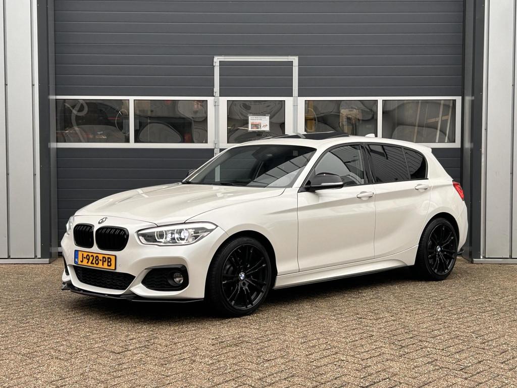 BMW 1-serie 118i High Executive | M pakket | Leder | Pano |, Auto's, Gebruikt, Wit, Leder, Bedrijf