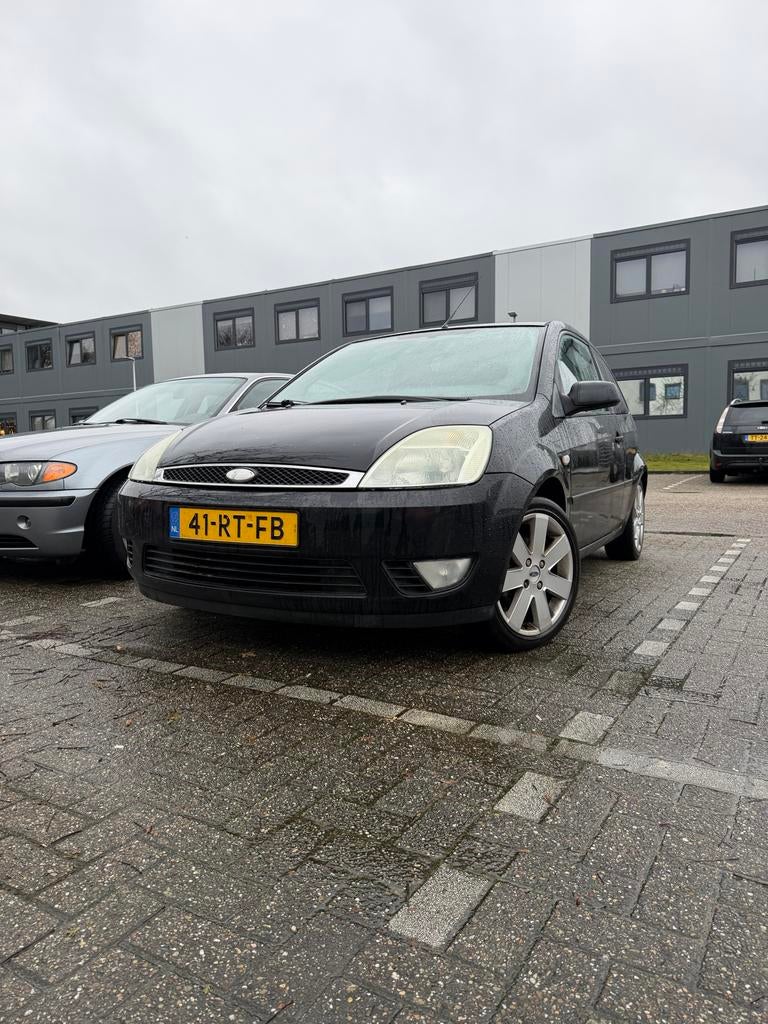 Ford Fiësta 1.3 8V 3DR 2005 Zwart, Auto's, 1299 cc, 40 €/maand, 4 cilinders, Zwart