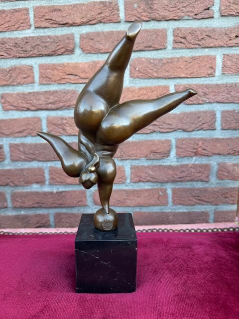 balancerende gezette dame, brons en marmer, Ophalen of Verzenden, Brons