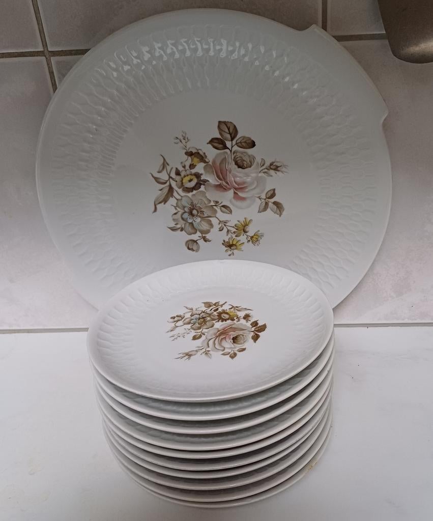 Mosa Maastricht oud gebakstel.
Grote schaal plus gebaksbordj, Ophalen of Verzenden, Overige stijlen, Schaal of Schalen