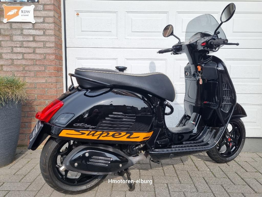 Vespa GTS 300 Super – Unieke staat, lage km! - veel extra's, Motoren, Scooter, 300 cc, Bedrijf, Minimaal motorrijbewijs A2