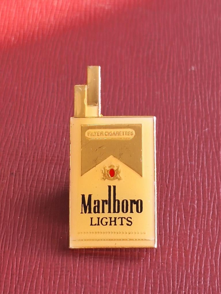 MARLBORO LIGHTS : Fraaie ,metalen pin, Verzenden, Zo goed als nieuw, Overige typen