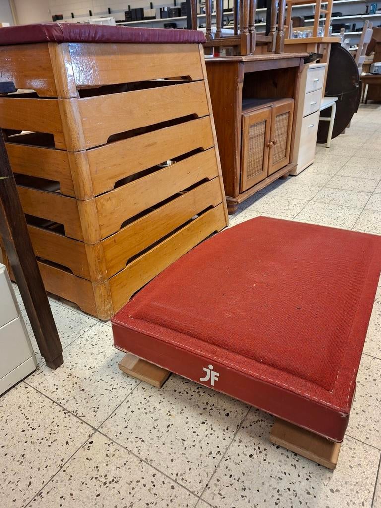 Houten turnkast met rood bovendeel,bok met springplank, Maat 36 t/m 42, Ophalen, Materiaal