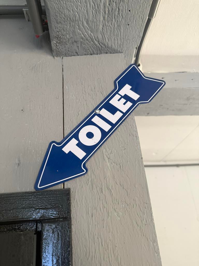 Toilet bordje met pijl - Wegwijzer, Ophalen of Verzenden, Gebruikt