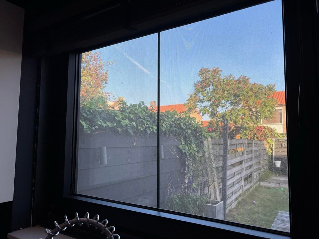 Zwart kunstof kozijn met hor, Doe-het-zelf en Verbouw, Kozijnen en Schuifpuien, Kunststof, Raamkozijn, Zo goed als nieuw, Minder dan 75 cm