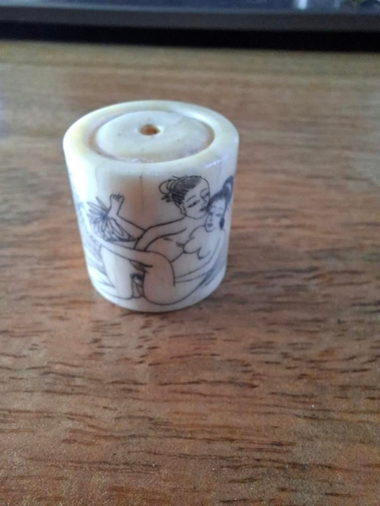 Netsuke knoop erotische voorstelling, Ophalen