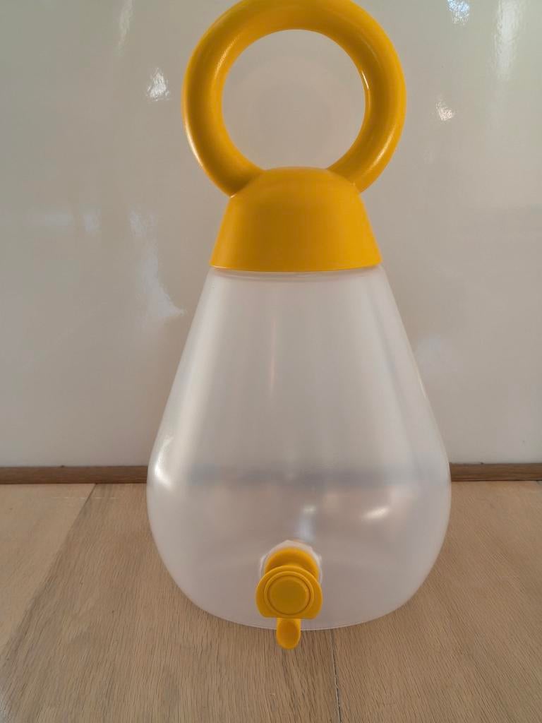 Kunststof sap- of waterkan van Ikea, Ophalen