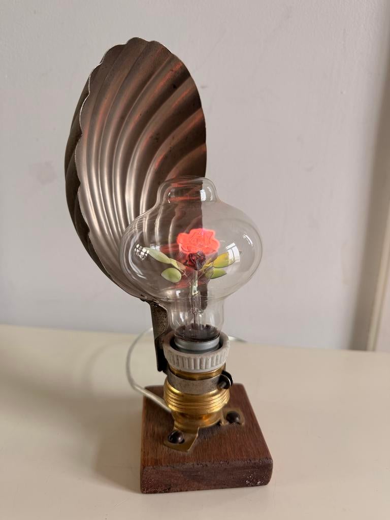 Vintage lamp met moderne lichtbol en metalen schelp, Antiek en Kunst, Ophalen of Verzenden