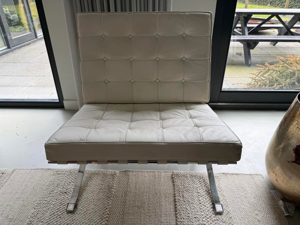 Barcelona chair wit, Ophalen, Zo goed als nieuw, Wit, Eén