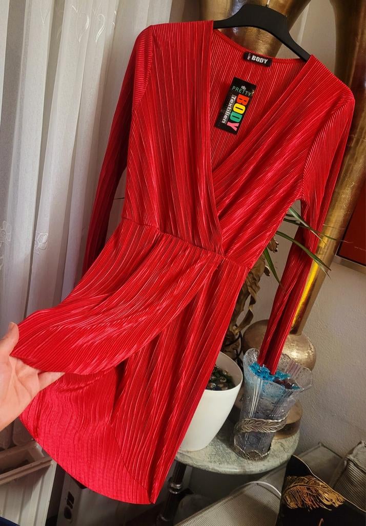 Rode geplooide jurk met lange mouwen - Nieuw met kaartje, Kleding | Dames, Maat 38/40 (M), Nieuw, Ophalen of Verzenden, Pretty Body Textilien