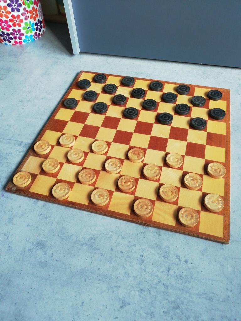 Groot houten dambord met houten damstenen, Een of twee spelers, Ophalen of Verzenden, Gebruikt