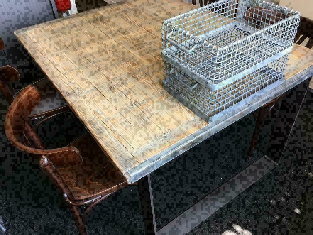 Industriële tafels van steenschotten en stalen onderste.