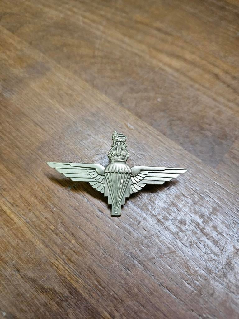 Cap badge Parachute Regiment British Airborne origineel ww2, Ophalen of Verzenden, Engeland, Embleem of Badge