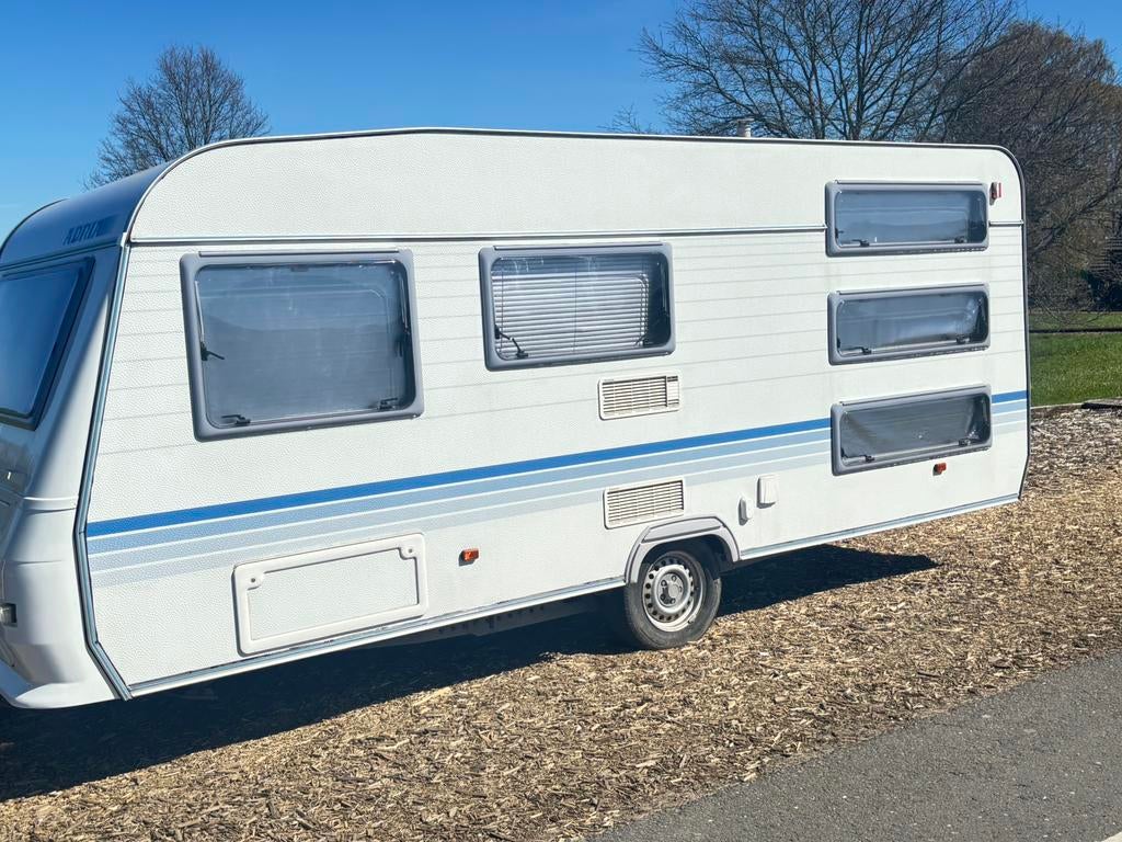 Adria Altea caravan UNIEK met 3 stapelbedden! 6 slaaplekken, Caravans en Kamperen, Lengtebed, Treinzit, Particulier, Meer dan 6