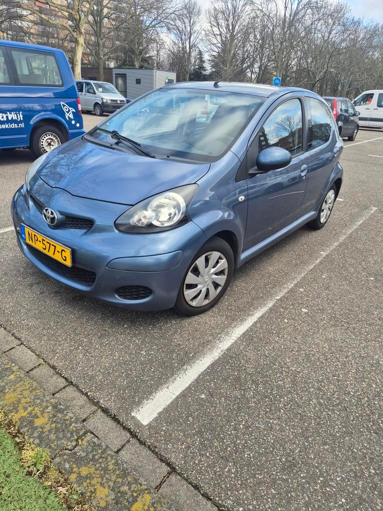 Toyota Aygo 1.0 12V Vvt-i 5DRS 2009 Blauw AIRCO+ELEC. RAMEN, Voorwielaandrijving, 68 pk, Bedrijf, Handgeschakeld
