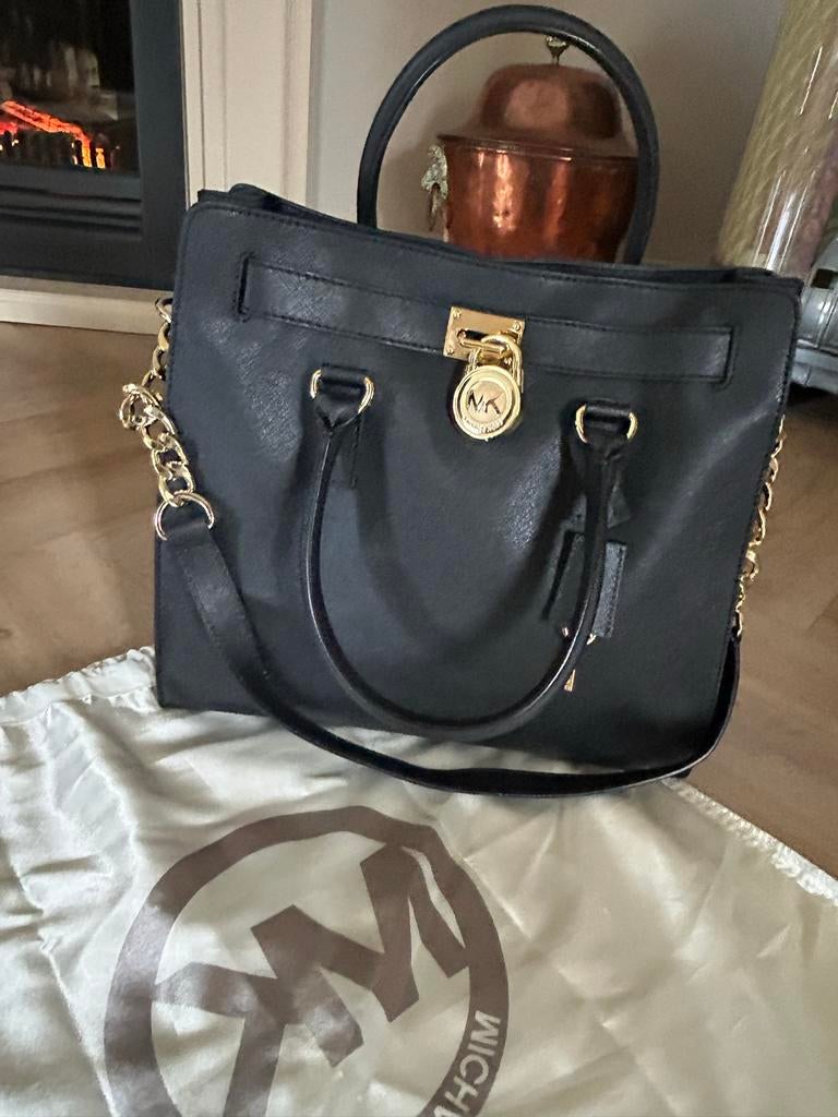 Michael Kors Hamilton Handtas Zwart met Gouden Details, Ophalen of Verzenden, Zo goed als nieuw, Zwart, Handtas