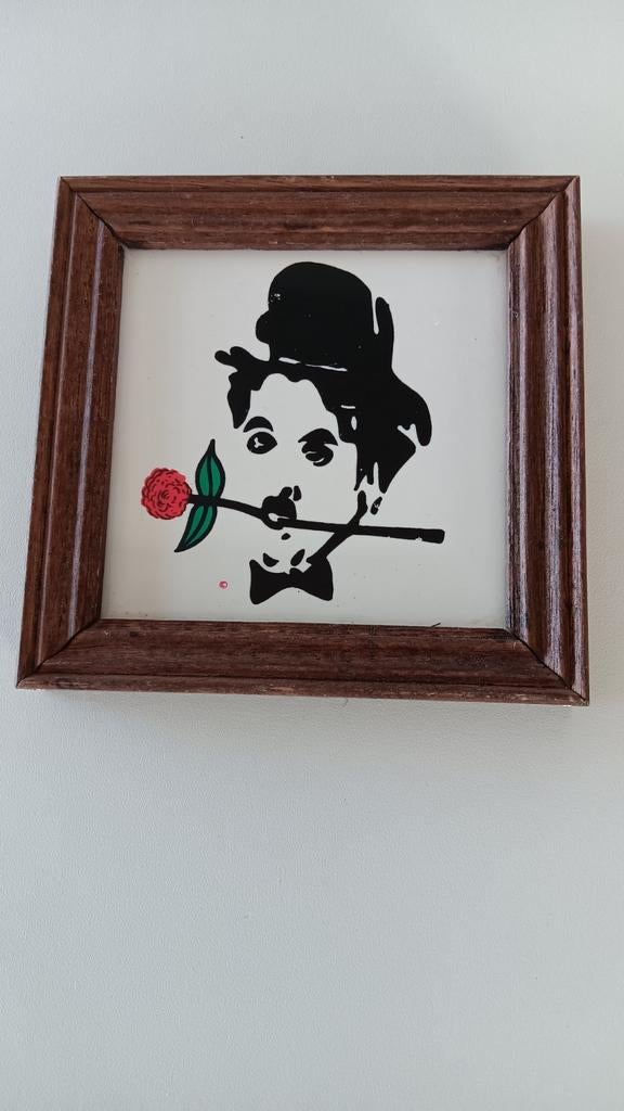 Tegel met afbeelding Charlie Chaplin met houten lijstje erom, Ophalen of Verzenden, Zo goed als nieuw