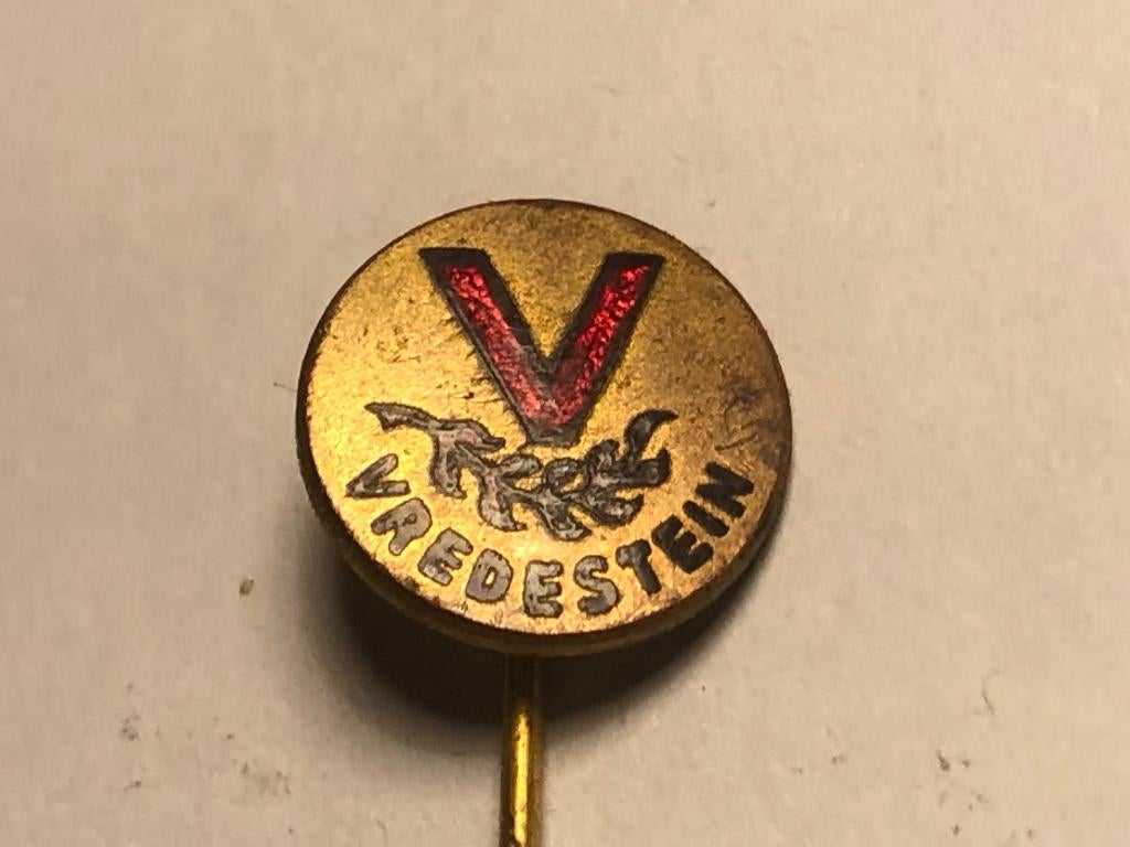 Emaille/Metalen VREDESTEIN BANDENMERK Speld (Rood/Messing)., Verzamelen, Speldjes, Pins en Buttons, Verzenden, Zo goed als nieuw