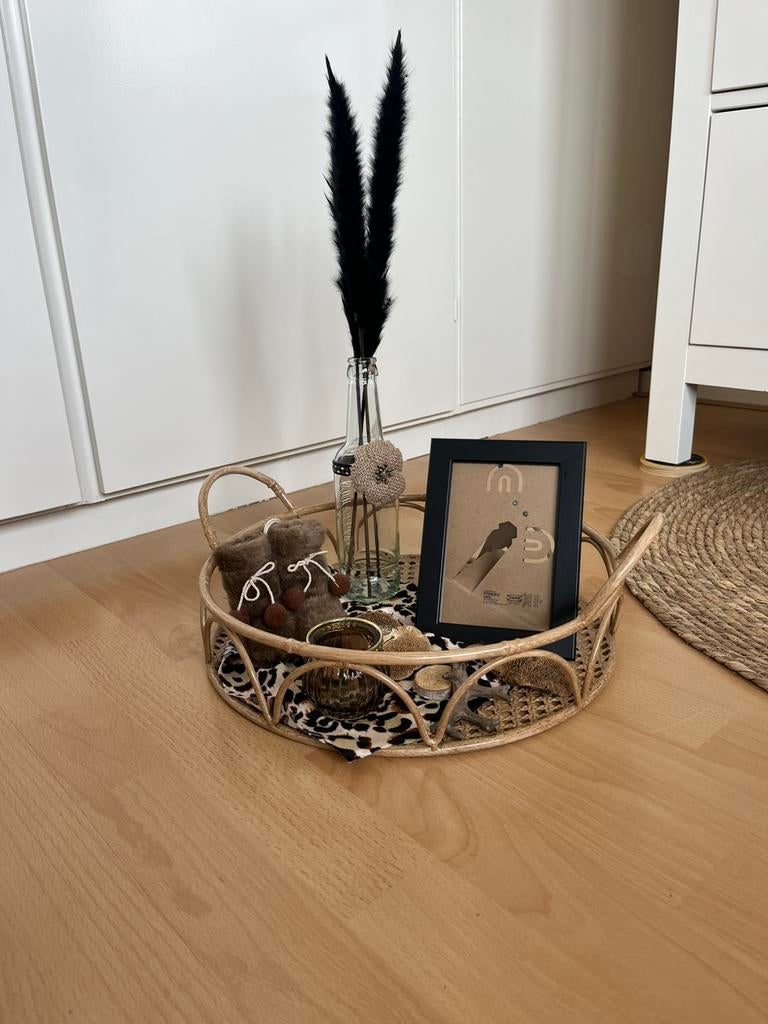 Superleuk rotan dienblad met zwarte decoratie, Huis en Inrichting, Woonaccessoires | Dienbladen, Zo goed als nieuw, Hout, Rond