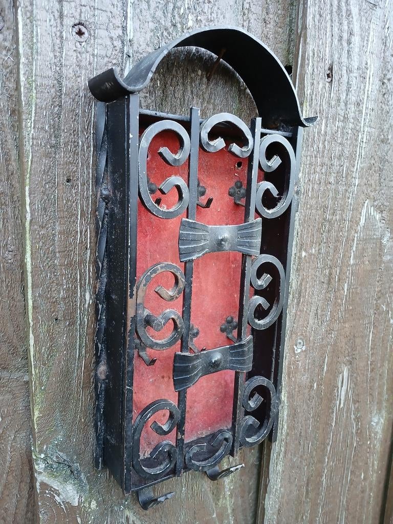 Antieke smeedijzeren sleutelkast met rood fluweel, Ophalen of Verzenden, Gebruikt