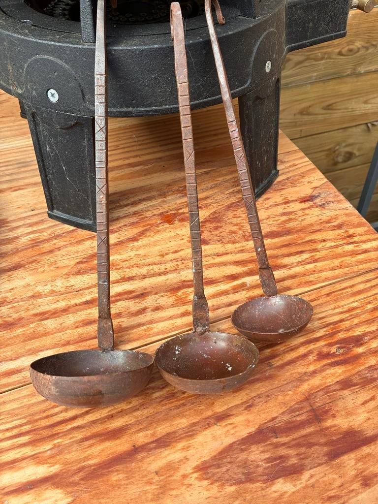 Drie brocante roestige pollepels, Ophalen