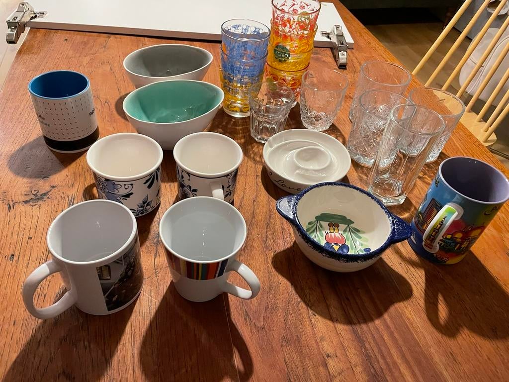 Gratis mokken en glazen, free mugs and glasses, Antiek en Kunst, Antiek | Servies compleet, Ophalen