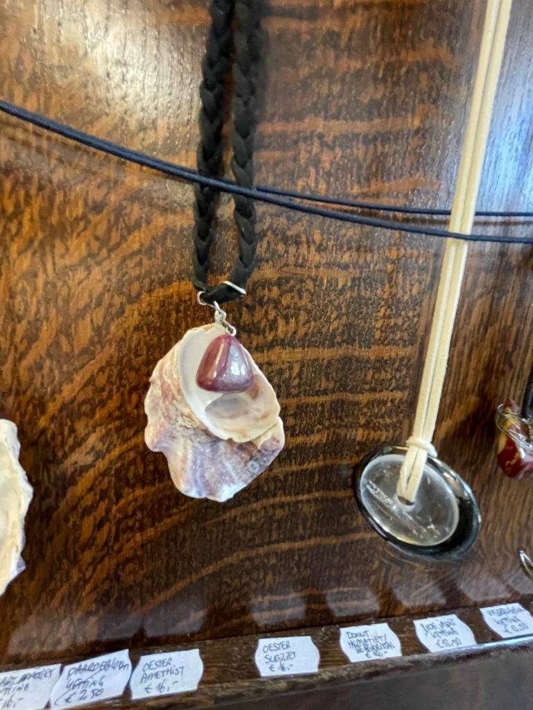 Nieuwe handgemaakte oester ketting met sugiliet, Overige materialen, Paars, Nieuw, Ophalen of Verzenden