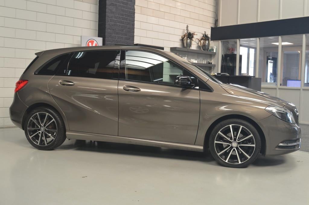 Mercedes-Benz B-klasse 180 Ambition // AUTOMAAT // TREKHAAK, Euro 5, 1325 kg, Gebruikt, Zwart