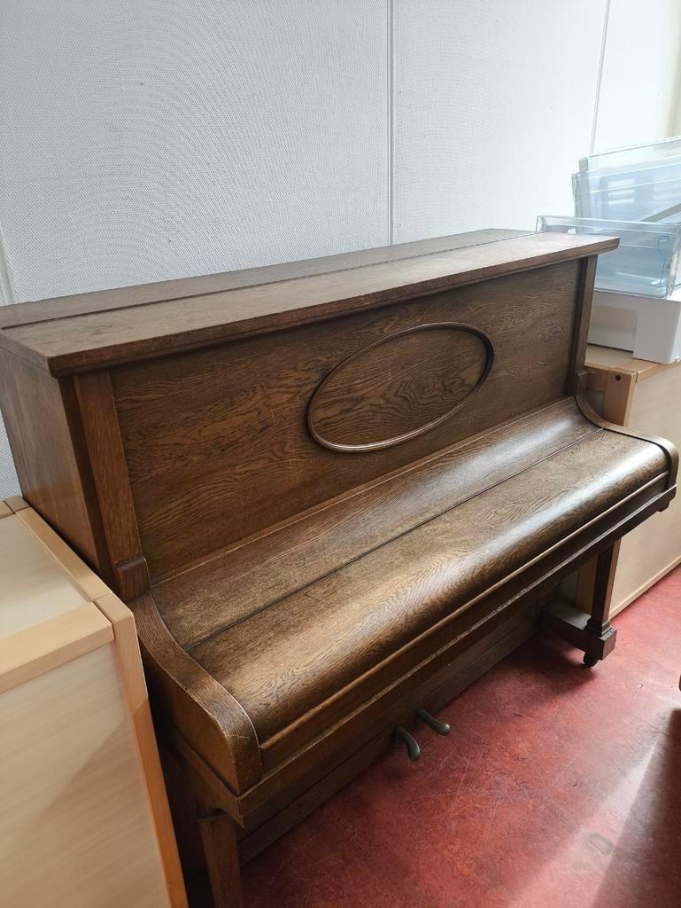 Houten piano, speelt maar moet gestemd worden, Ophalen