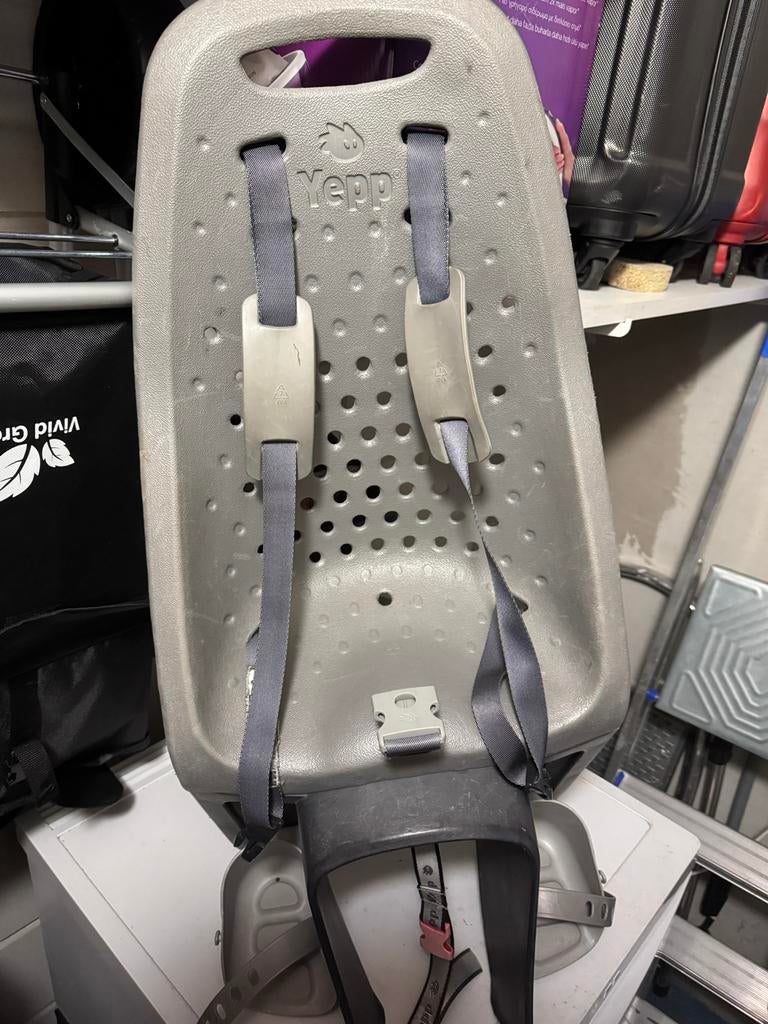 Fietsstoeltje Yepp Achterzitje - Grijs, Fietsen en Brommers, Fietsaccessoires | Fietsstoeltjes, Ophalen, Gebruikt, 9 t/m 36 kg