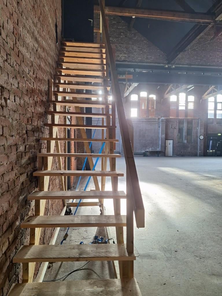 Vrijstaande trap verplaatsbaar, Doe-het-zelf en Verbouw, Ladders en Trappen, Ophalen, Zo goed als nieuw, 2 tot 4 meter