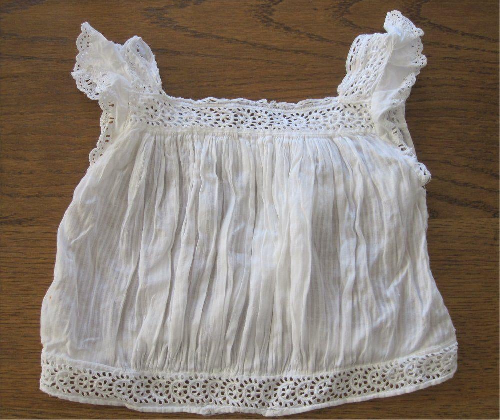 Antiek hesje met kantranden - mooi op antieke paspop, Antiek en Kunst, Antiek | Kleding en Accessoires, Ophalen of Verzenden