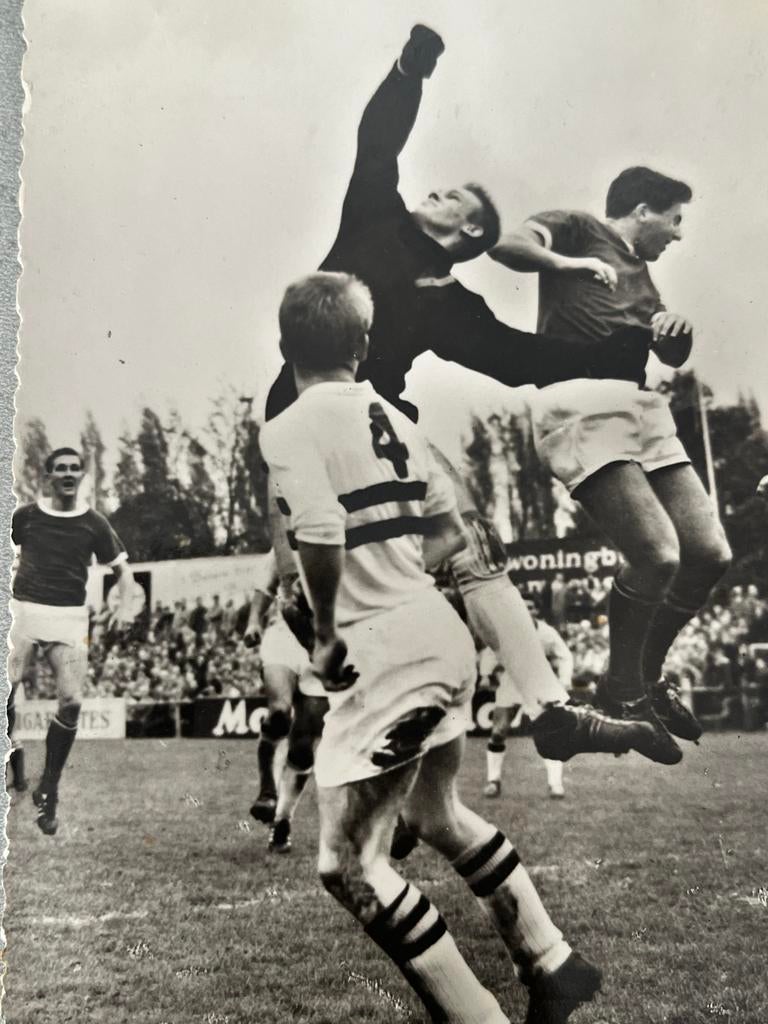 Oude kaart jaren '60 Ajax keeper - Voetbalhistorie, Ophalen of Verzenden, 1960 tot 1980, Gelopen, Sport en Spel