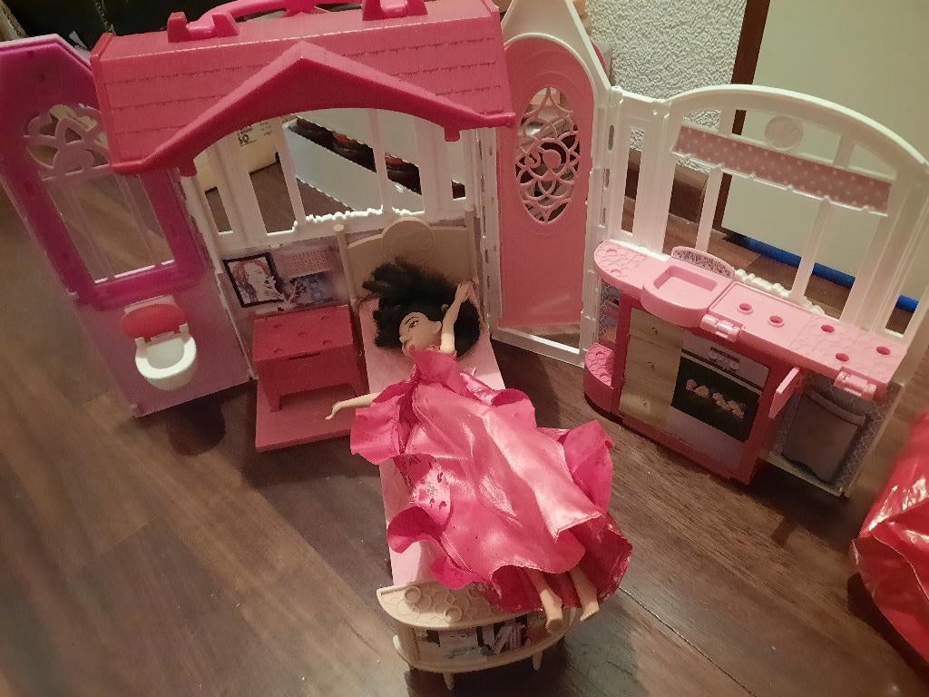 Barbiespeelhuis peuter kleuter  Barbie speelhuis, Ophalen, Zo goed als nieuw, Toebehoren